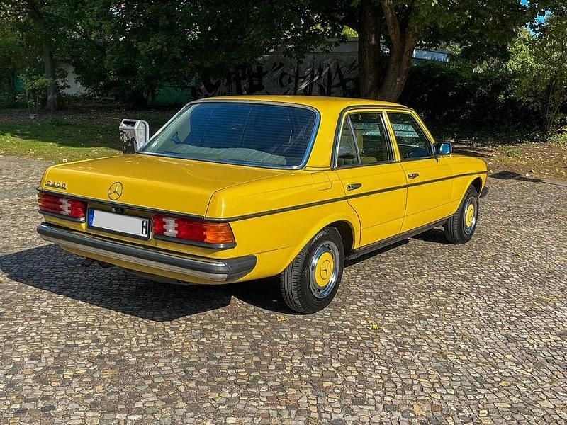 Gebraucht Mercedes 240 88 PS (64 kW) 1978 Gelb Limousine