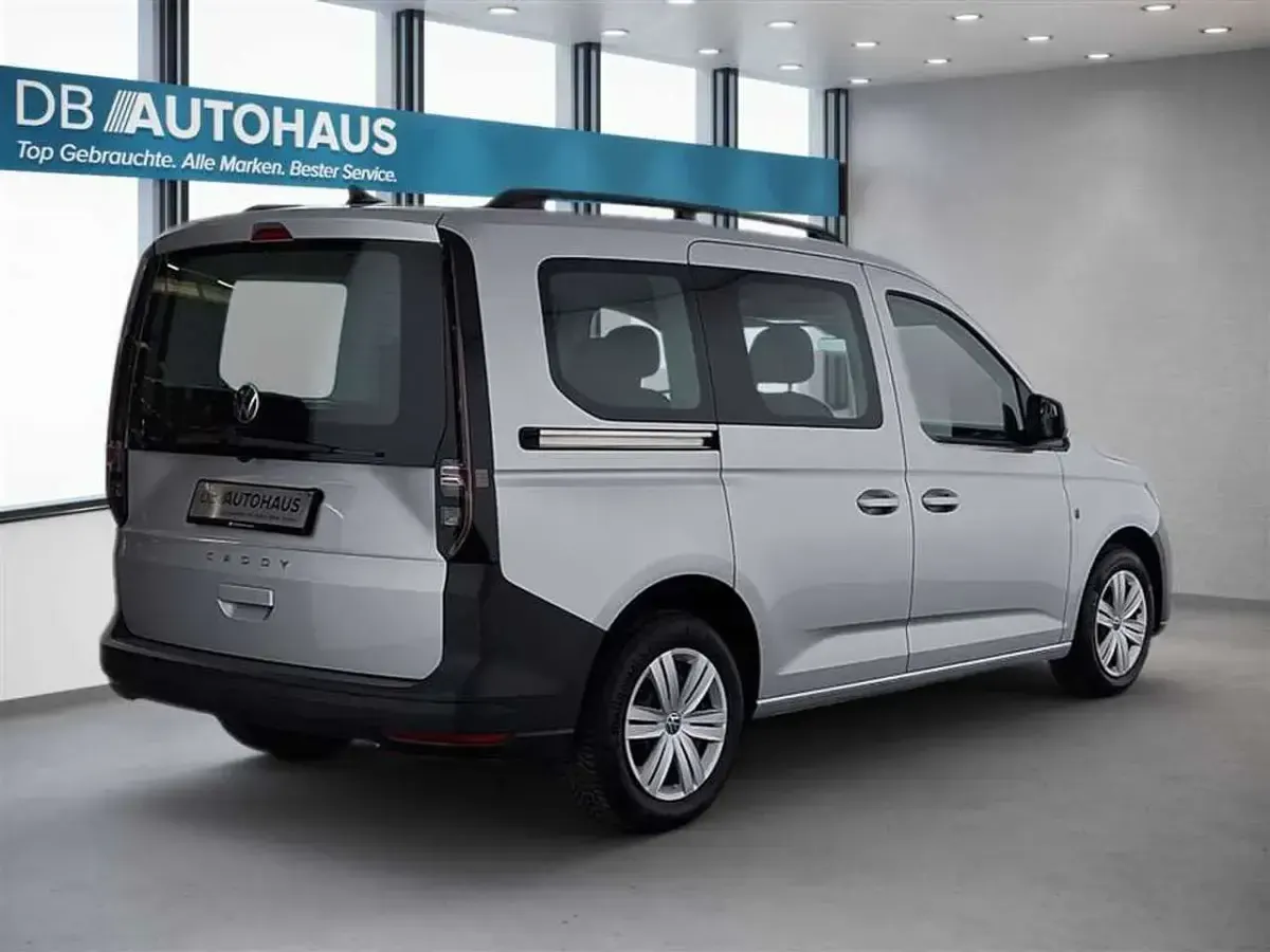 Usado VW Caddy 114 HP (83 kW) 2023 Prateado Monovolume