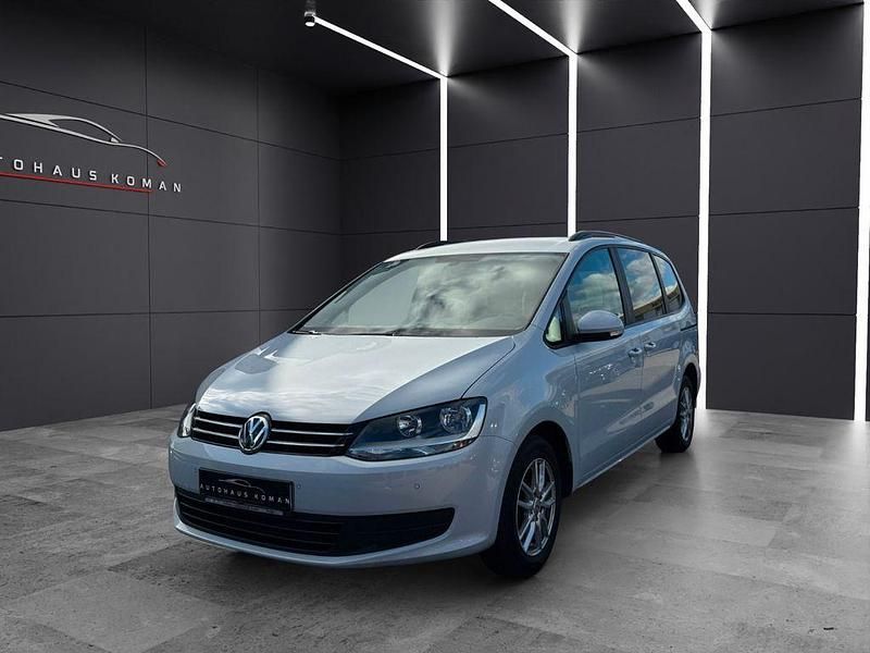Silber Gebraucht 2018 VW Sharan Trendline Van / Kleinbus | 20.880 € (Fairer Preis) - Bild 1/4