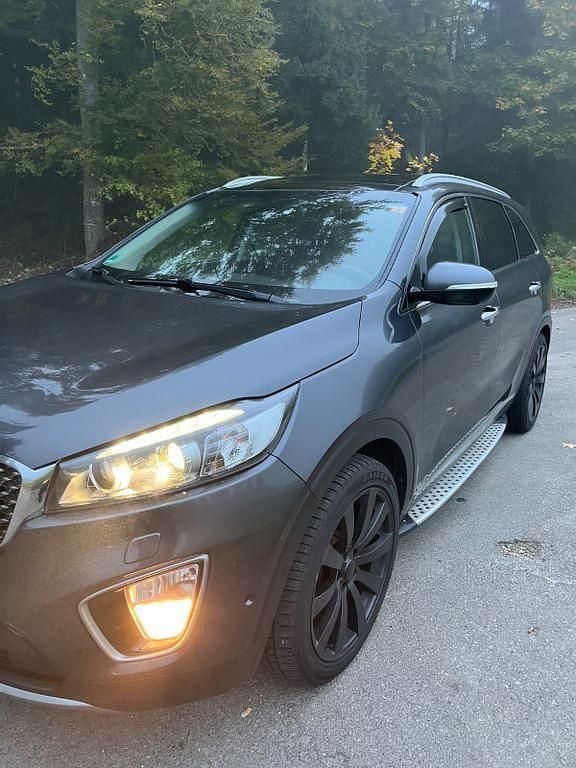 Grau Gebraucht 2016 Kia Sorento Spirit SUV | 18.900 € (Fairer Preis) - Bild 1/4