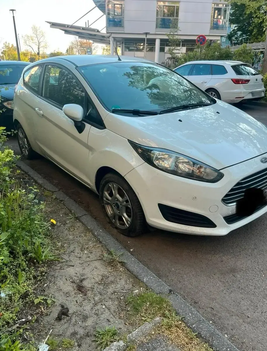 Gebraucht Ford Fiesta 80 PS (58 kW) 2014 Weiß Kleinwagen