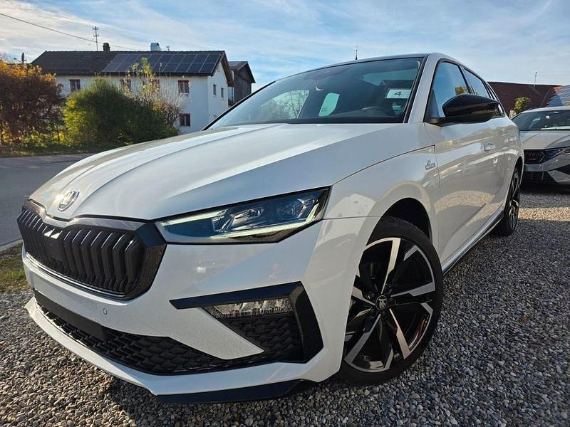 Weiß Gebraucht 2025 Skoda Scala Monte Carlo Kleinwagen | 29.890 € (Teuer) - Bild 1/4