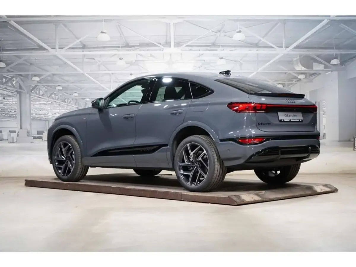 Neu Audi Q6 Sportback e-tron Business 314 kW (428 PS) 2026 Magentgrau SUV
