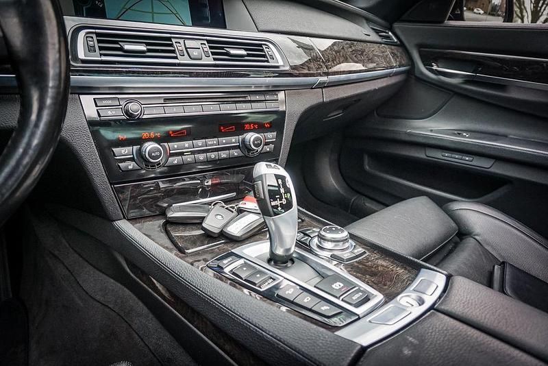 Gebraucht BMW 740 M Sport 306 PS (225 kW) 2011 Schwarz Limousine