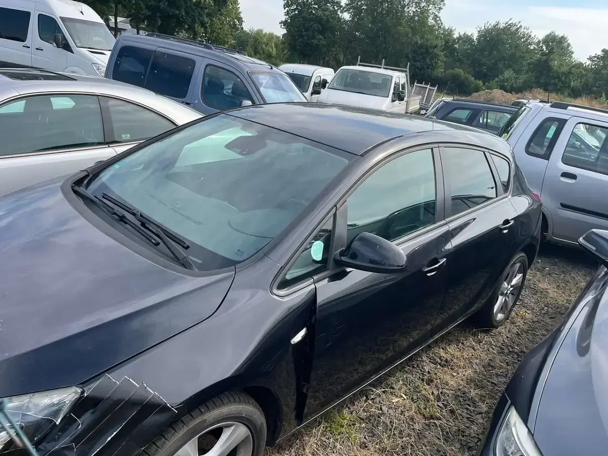 Gebraucht Opel Astra 140 PS (102 kW) 2011 Schwarz Limousine