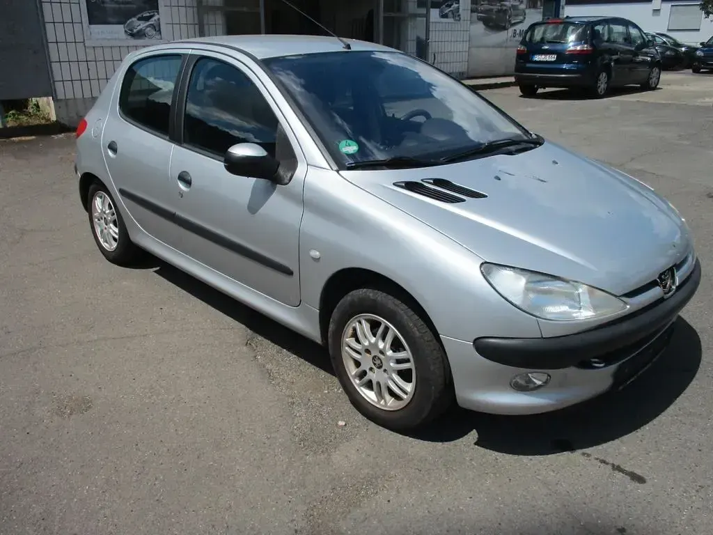 Gebraucht Peugeot 206 Style 75 PS (55 kW) 2002 Silber Limousine