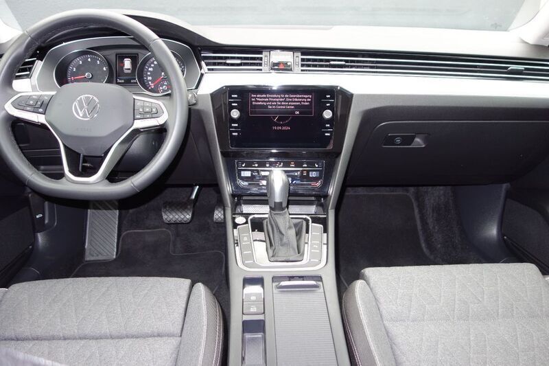 Gebraucht VW Passat 150 PS (110 kW) 2024 Grau Limousine
