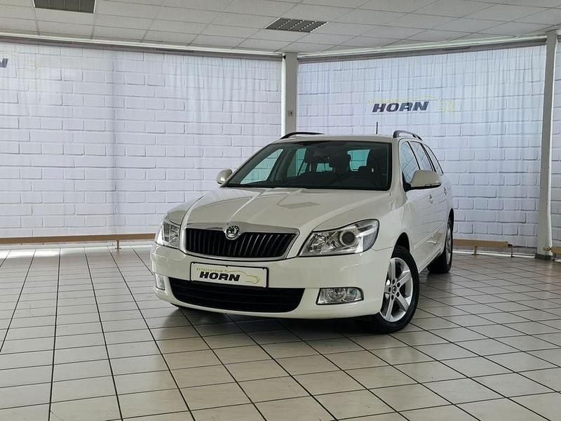 Bila candy/candyweiss Gebraucht 2013 Skoda Octavia Best of Kombi | 7.990 € (Guter Preis) - Bild 1/4