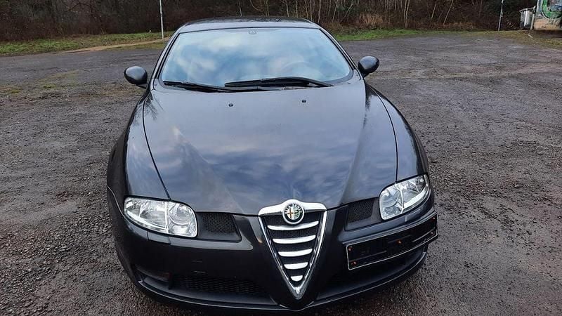 Grau Gebraucht 2005 Alfa Romeo GT Distinctive Coupé | 12.999 € - Bild 1/4