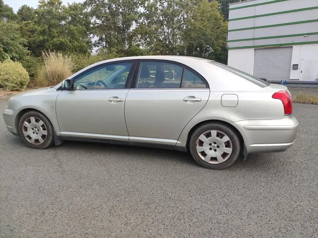 Gebraucht Toyota Avensis Sol 129 PS (94 kW) 2003 Silber Kleinwagen