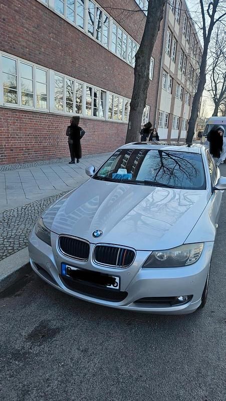 Gebraucht BMW 320 176 PS (129 kW) 2009 Silber Kombi