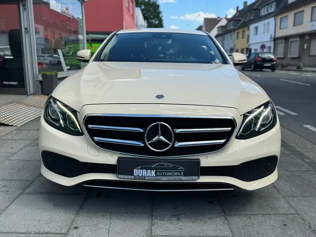 Gebraucht Mercedes E220 194 PS (142 kW) 2020 Gelb Limousine
