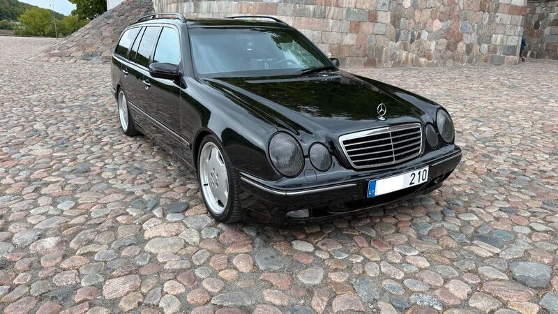 Schwarz Gebraucht 2002 Mercedes E320 Avantgarde Limousine | 7.899 € - Bild 1/4
