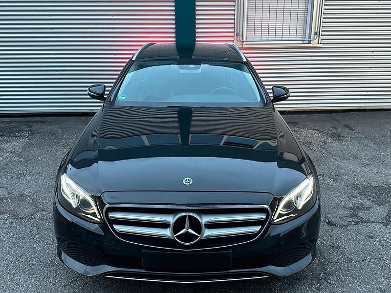 Schwarz Gebraucht 2017 Mercedes E220 Kombi | 21.900 € (Superpreis) - Bild 1/4