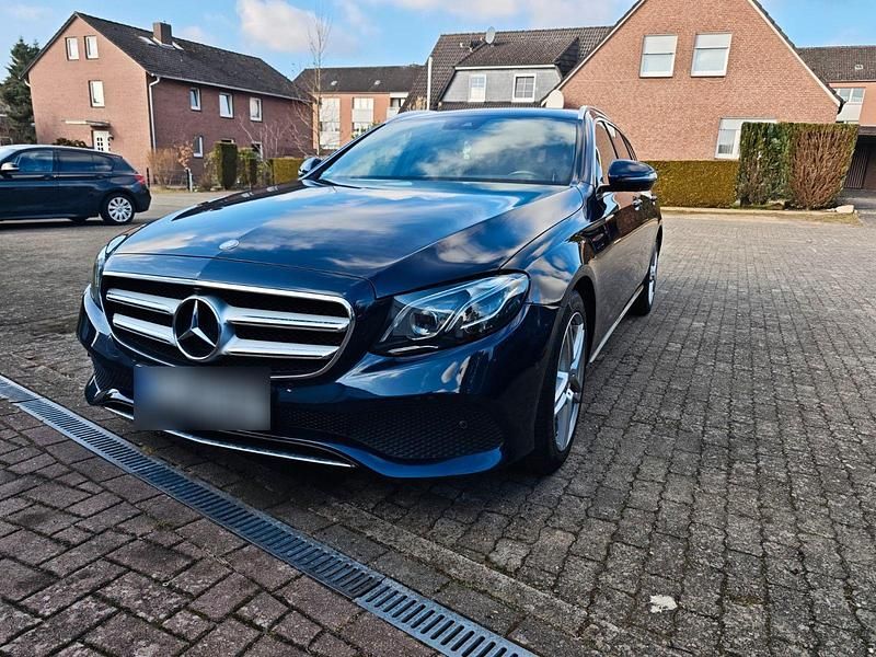 Gebraucht Mercedes E220 194 PS (142 kW) 2017 Blau Kombi