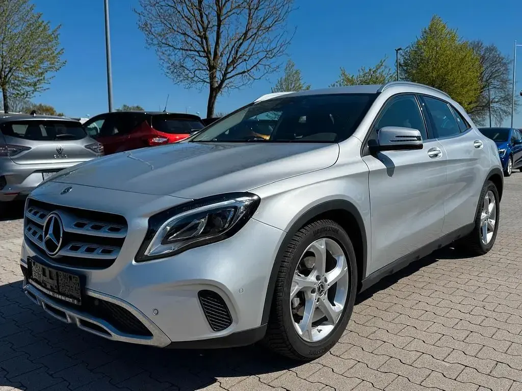 Gebraucht Mercedes GLA180 Urban 122 PS (89 kW) 2019 Silber SUV