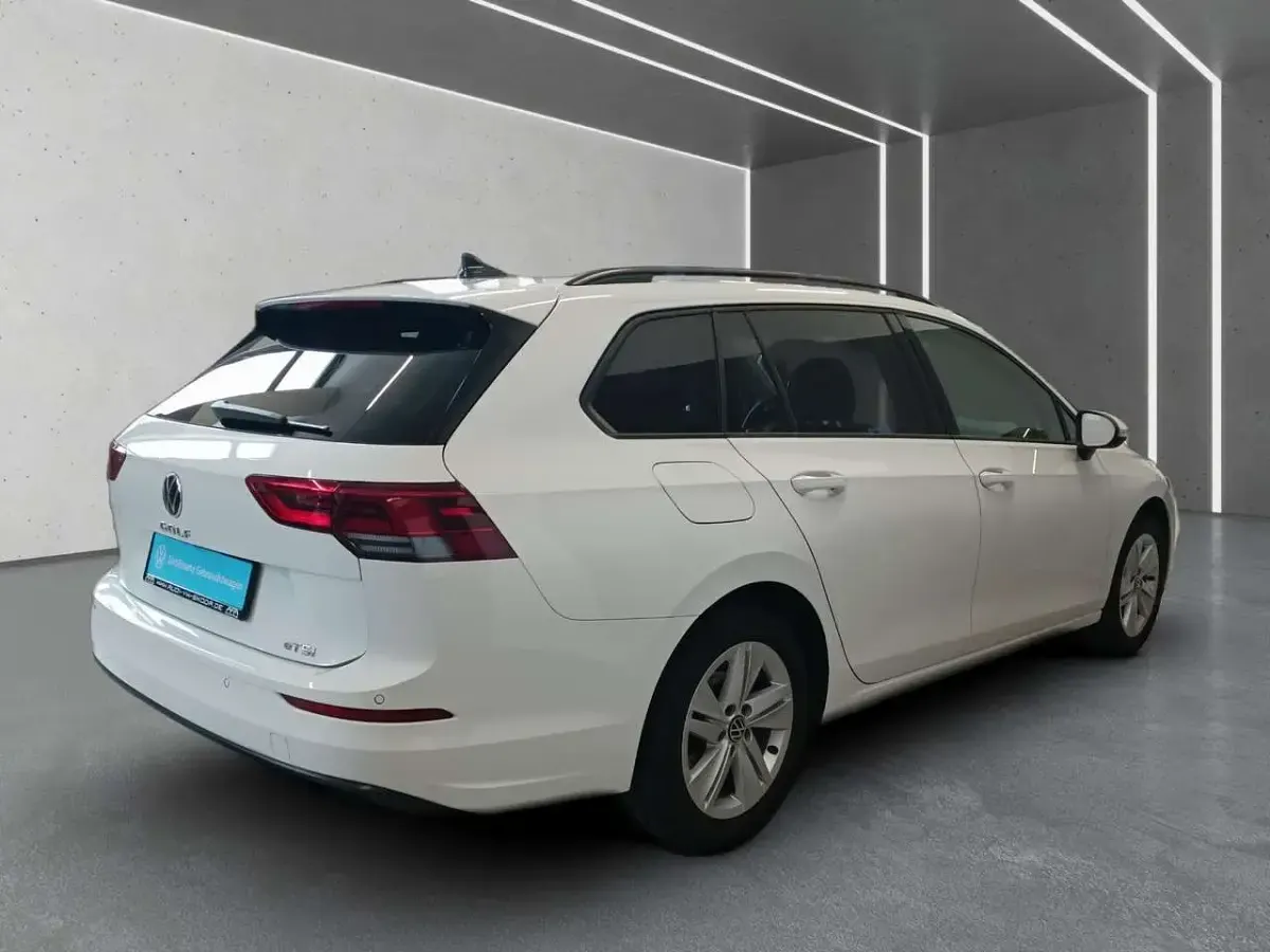 Gebraucht VW Golf VIII Life 150 PS (110 kW) 2024 Weiß Kombi