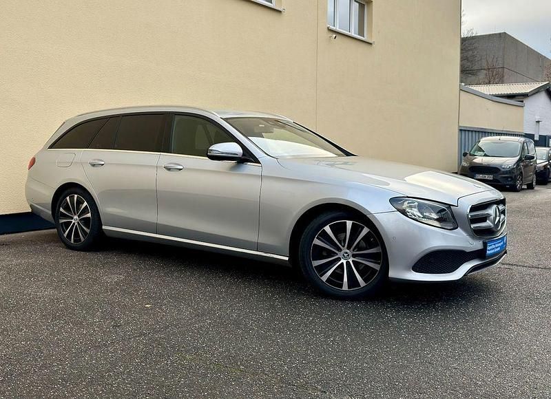 Silber Gebraucht 2018 Mercedes E220 Kombi | 22.990 € (Fairer Preis) - Bild 1/4