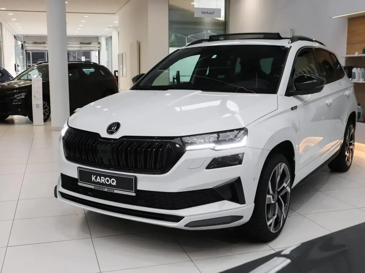 Neu Skoda Karoq SportLine 150 PS (110 kW) 2026 Moonweiß perleffekt (weiß) SUV