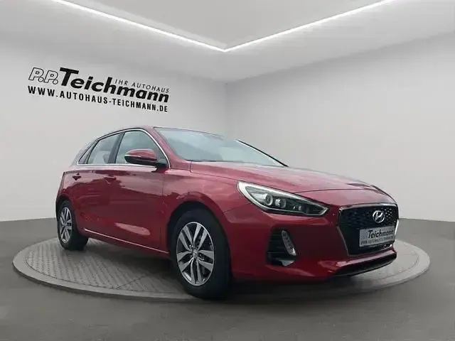 Gebraucht Hyundai i30 Intro Edition 120 PS (88 kW) 2017 Rot Limousine