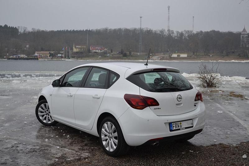 Gebraucht Opel Astra Cosmo 140 PS (102 kW) 2010 Weiß Limousine