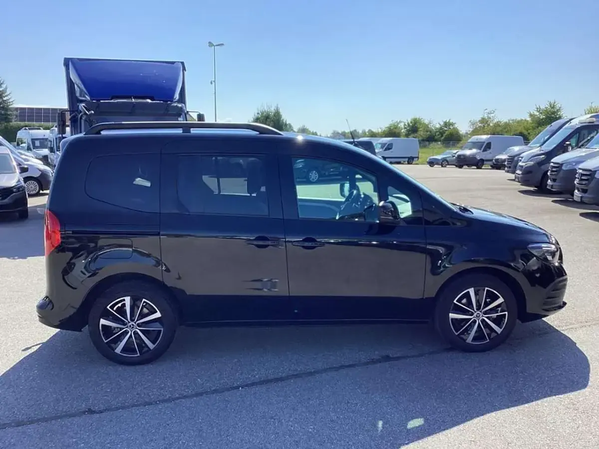 Gebraucht Mercedes T180 Progressive 131 PS (96 kW) 2025 Schwarz Van / Kleinbus