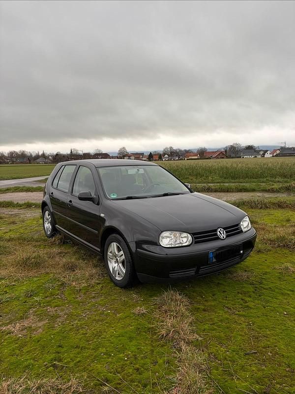 Schwarz Gebraucht 2000 VW Golf Limousine | 1.800 € (Etwas zu teuer) - Bild 1/4