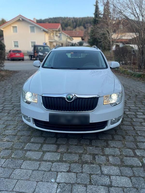 Gebraucht Skoda Superb Elegance 140 PS (102 kW) 2012 Weiß Kombi
