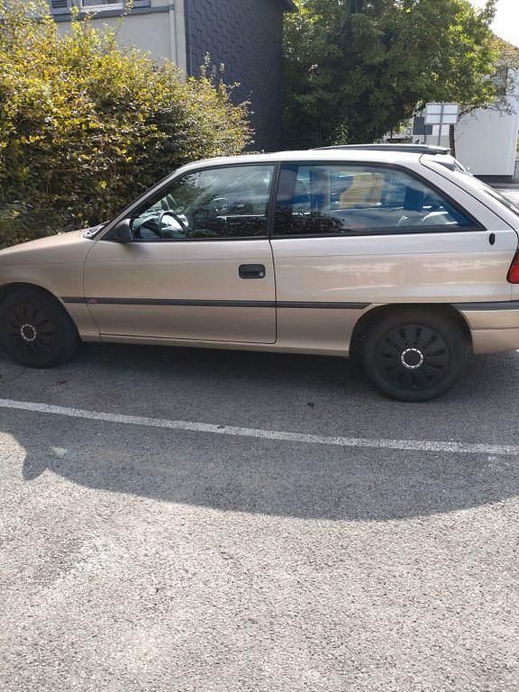 Beige Gebraucht 1996 Opel Astra Limousine | 650 € (Superpreis) - Bild 1/4