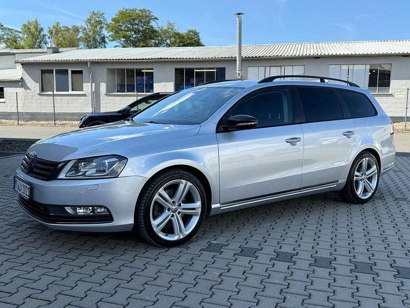 Silber Gebraucht 2013 VW Passat Kombi | 9.900 € (Fairer Preis) - Bild 1/4