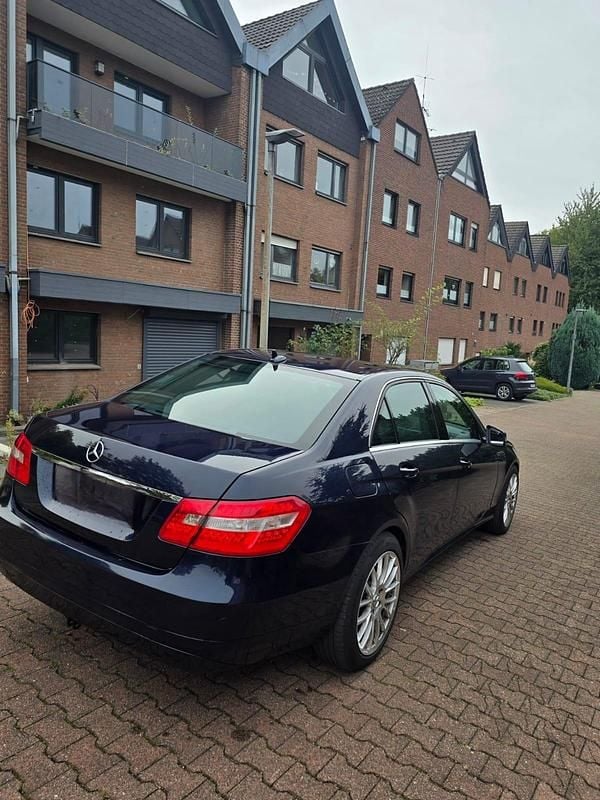 Blau Gebraucht 2012 Mercedes E200 Limousine | 3.200 € (Superpreis) - Bild 1/4