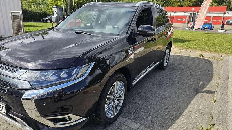 Schwarz Gebraucht 2019 Mitsubishi Outlander P-HEV Top SUV | 23.999 € (Guter Preis) - Bild 1/4