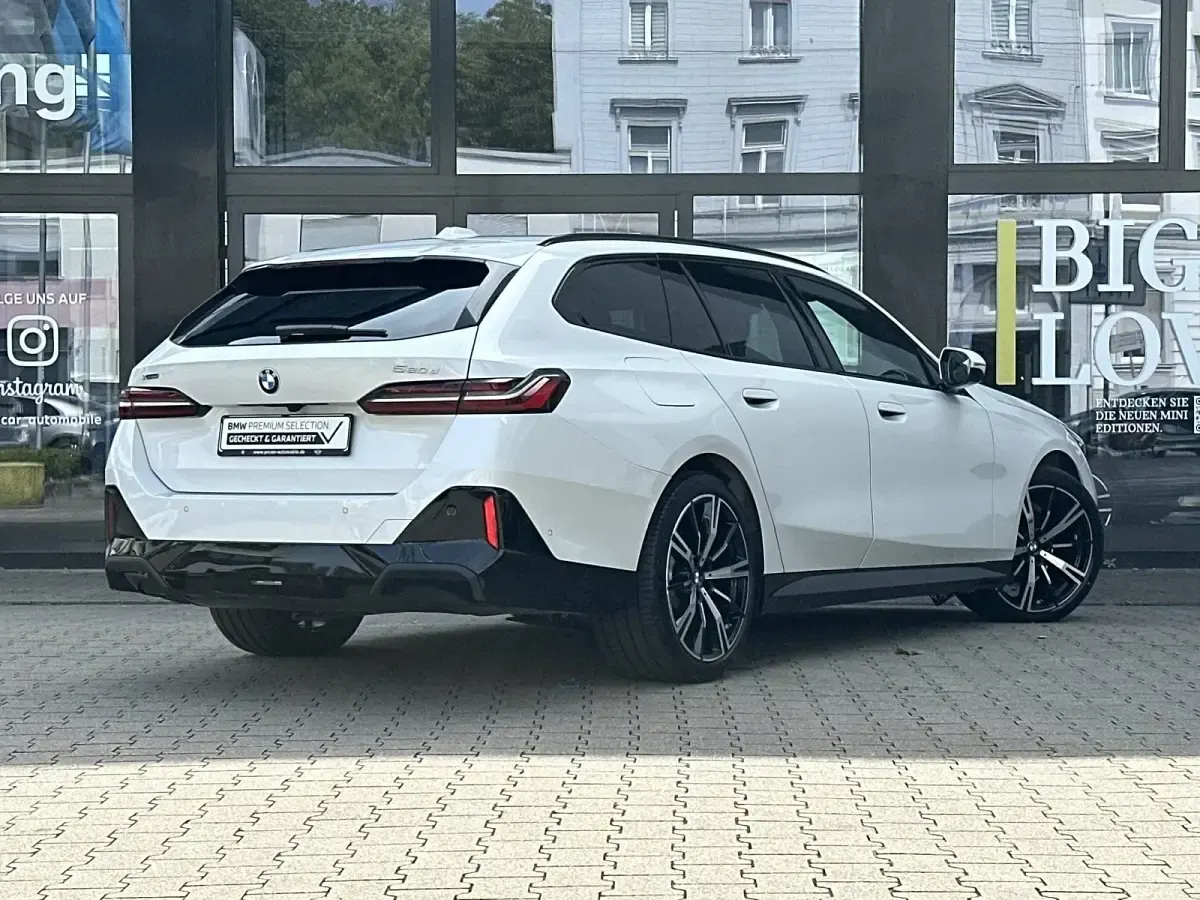 Gebraucht BMW 520 M Sport 197 PS (144 kW) 2025 Mineralweiß Kombi