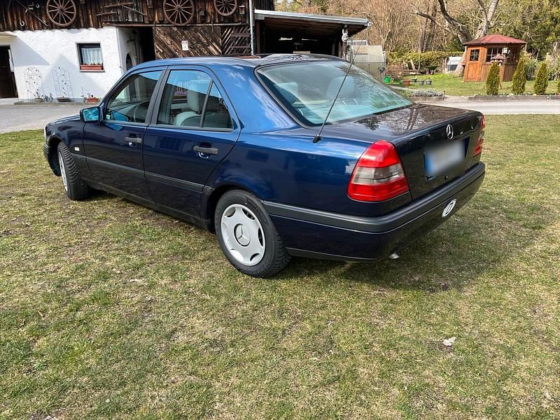 Gebraucht Mercedes C180 122 PS (89 kW) 1996 Blau Limousine