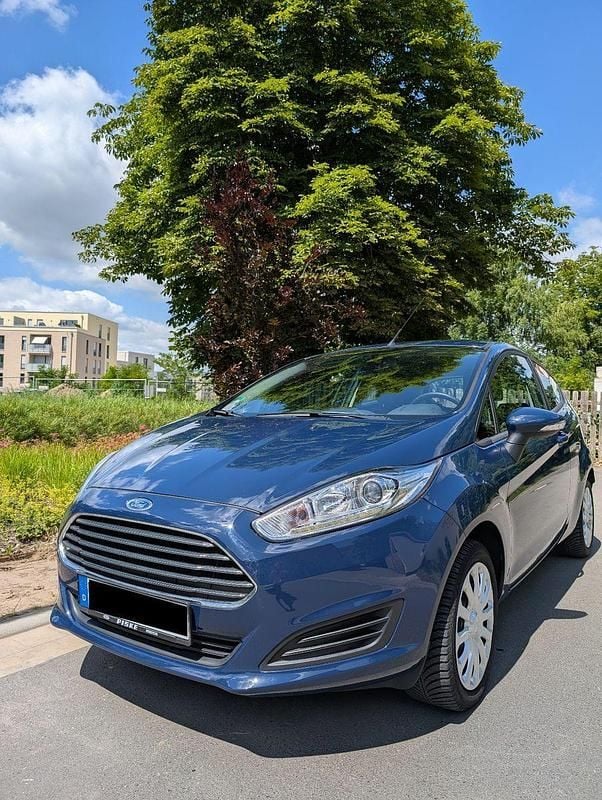 Blau Gebraucht 2015 Ford Fiesta Trend Kleinwagen | 6.500 € (Fairer Preis) - Bild 1/4