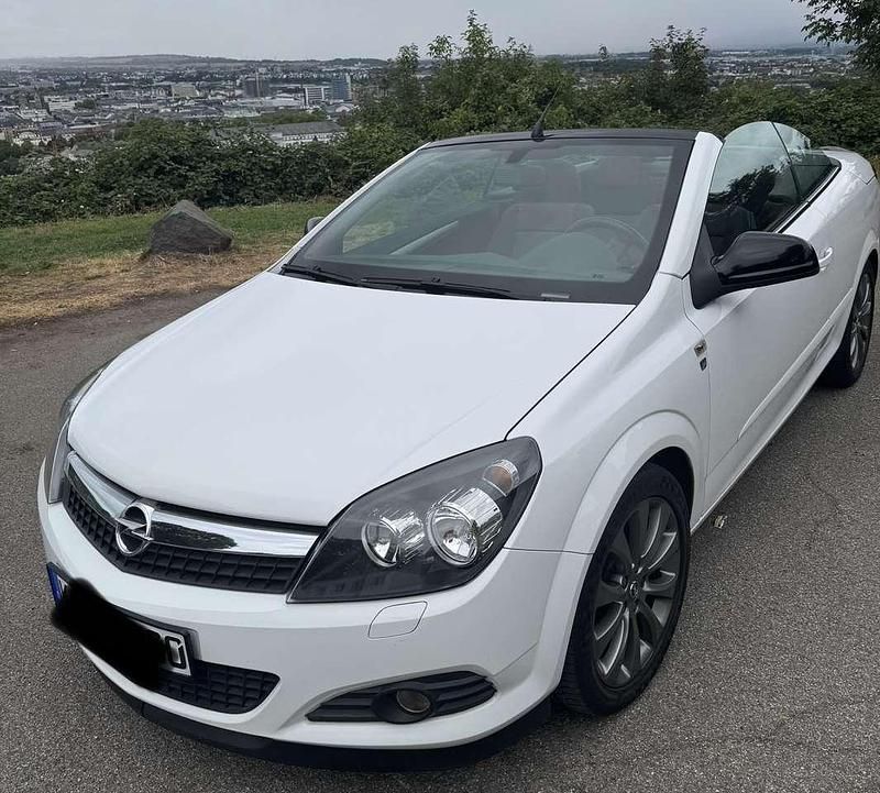 Weiß Gebraucht 2010 Opel Astra Cabriolet Edition Cabrio | 3.999 € (Etwas zu teuer) - Bild 1/4