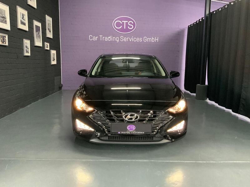 Schwarz Gebraucht 2022 Hyundai i30 Pure Limousine | 17.900 € (Guter Preis) - Bild 1/4