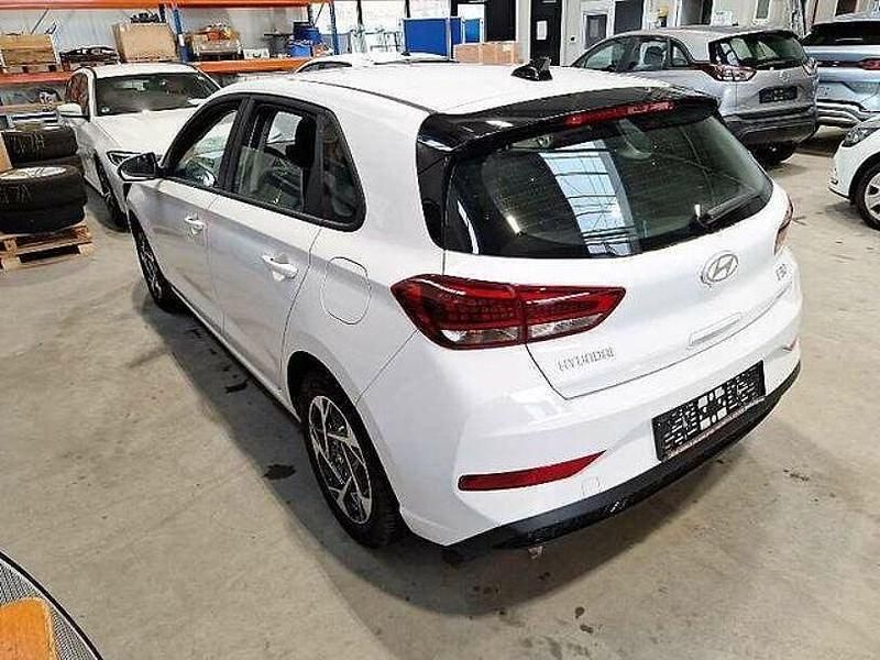 Gebraucht Hyundai i30 Style 101 PS (74 kW) 2024 Weiß Limousine