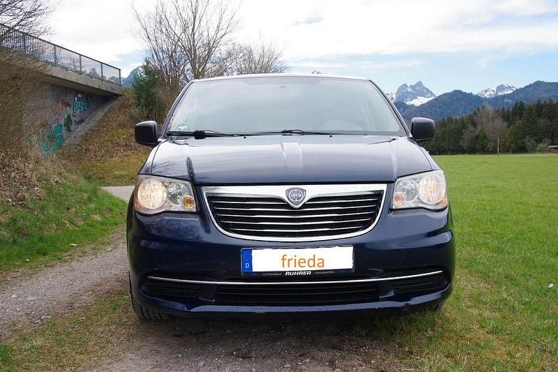 Blau Gebraucht 2012 Lancia Voyager Van / Kleinbus | 7.269 € (Superpreis) - Bild 1/4