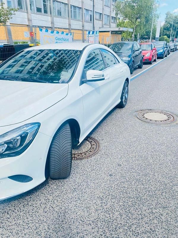Schwarz Gebraucht 2016 Mercedes CLA180 Limousine | 12.999 € - Bild 1/4
