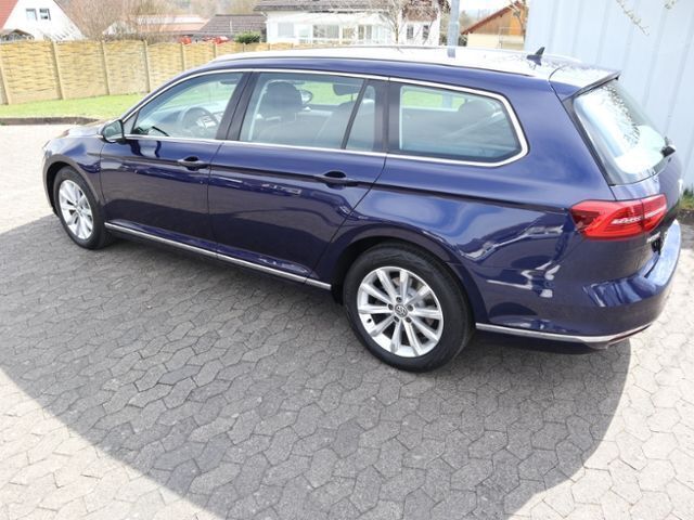 Gebraucht VW Passat Highline 150 PS (110 kW) 2018 Atlantic blue metallic Kombi