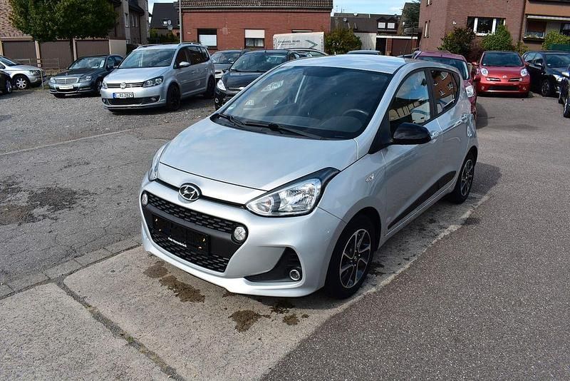 Silber Gebraucht 2018 Hyundai i10 Passion Kleinwagen | 10.680 € (Fairer Preis) - Bild 1/4