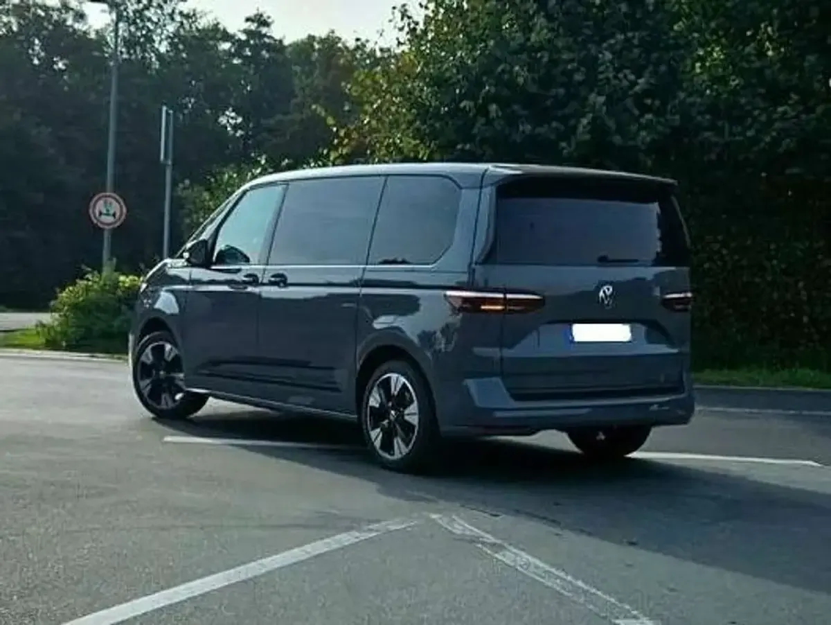 Gebraucht VW Multivan 136 PS (100 kW) 2023 Grau Van / Kleinbus