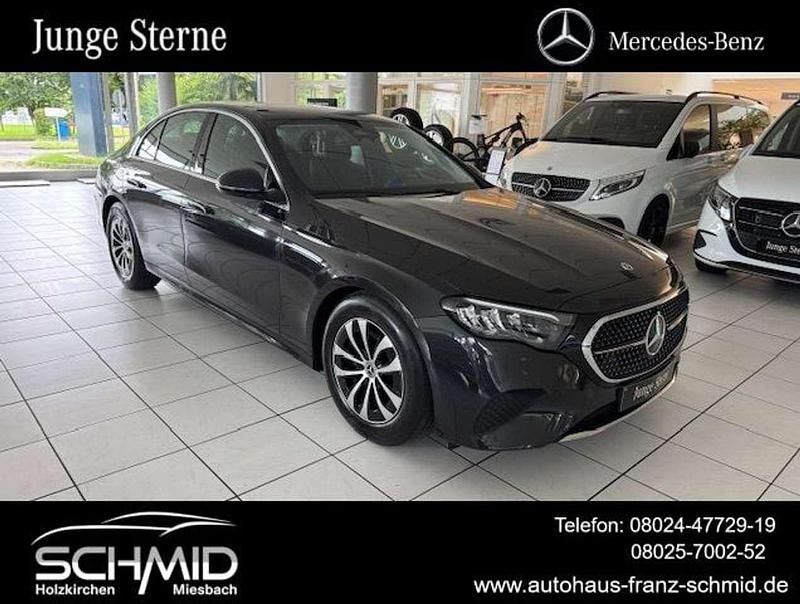 Grau Gebraucht 2024 Mercedes E220 Avantgarde Limousine | 47.850 € (Guter Preis) - Bild 1/4