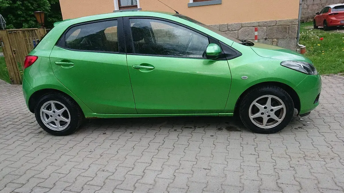 Usata Mazda 2 103 CV (75 kW) 2009 Verde Utilitaria