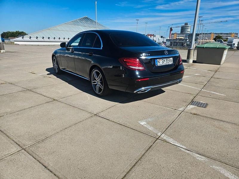 Gebraucht Mercedes E220 194 PS (142 kW) 2019 Schwarz Limousine
