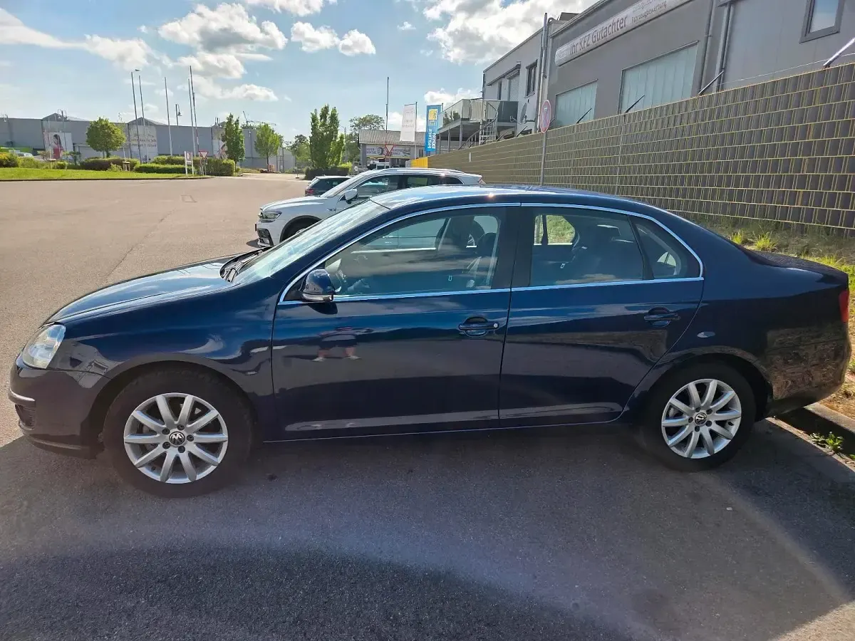 Używany VW Jetta 122 KM (89 kW) 2010 Niebieski Sedan/Limuzyna