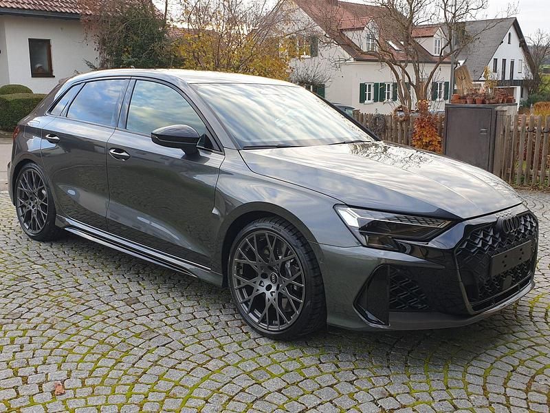 Neu Audi RS3 Ambiente 400 PS (294 kW) 2025 Grau Limousine