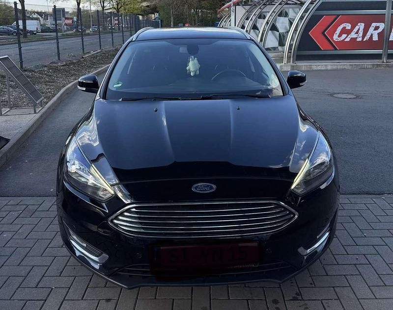 Gebraucht Ford Focus Titanium 125 PS (91 kW) 2016 Schwarz Kombi