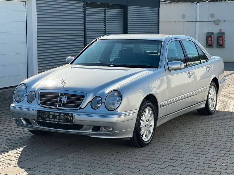 Silber Gebraucht 2000 Mercedes E220 Elegance Limousine | 7.500 € (Etwas zu teuer) - Bild 1/4
